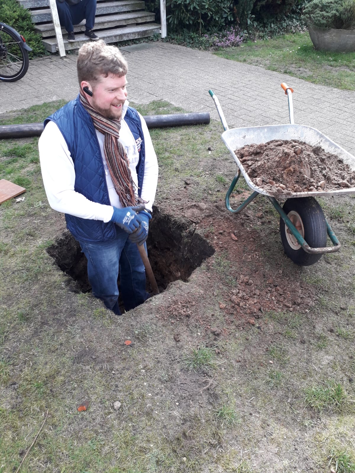 Das Loch für den Metallbaum