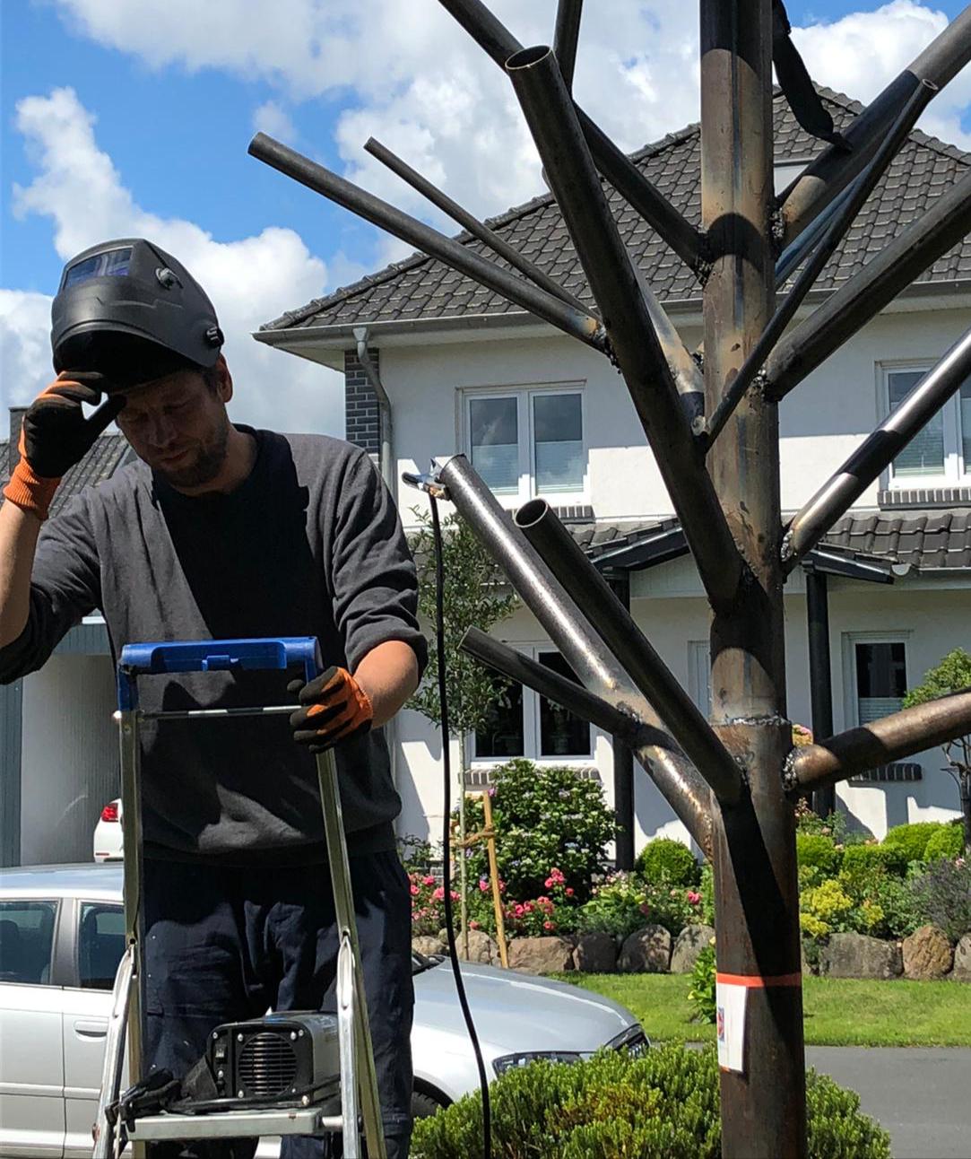 Herr Hermann am Metalbaum