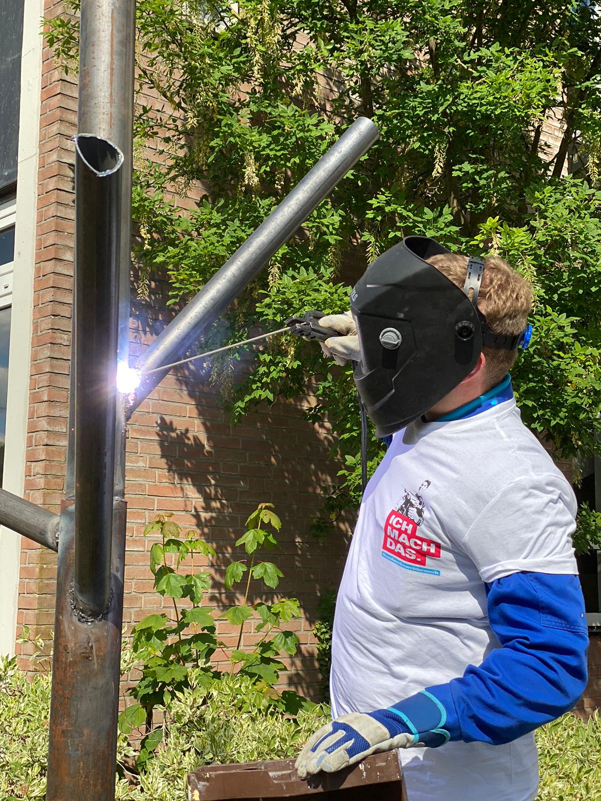 Schweißarbeiten am Metallbaum