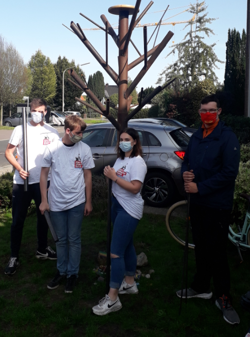 Schüler und Metalbaum