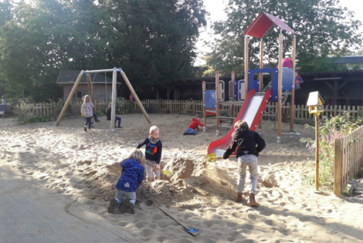 Spielgarten mit spielenden Kindern II